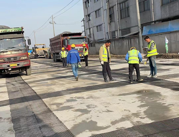 阜沙镇老材料的新故事：玻璃纤维土工格栅如何在‘白改黑’浪潮中重获新生？
