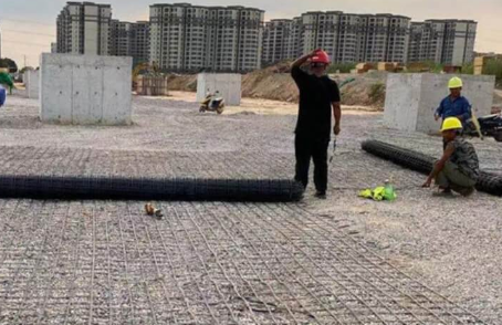 阜沙镇土工格栅铺设前地基要怎么处理？